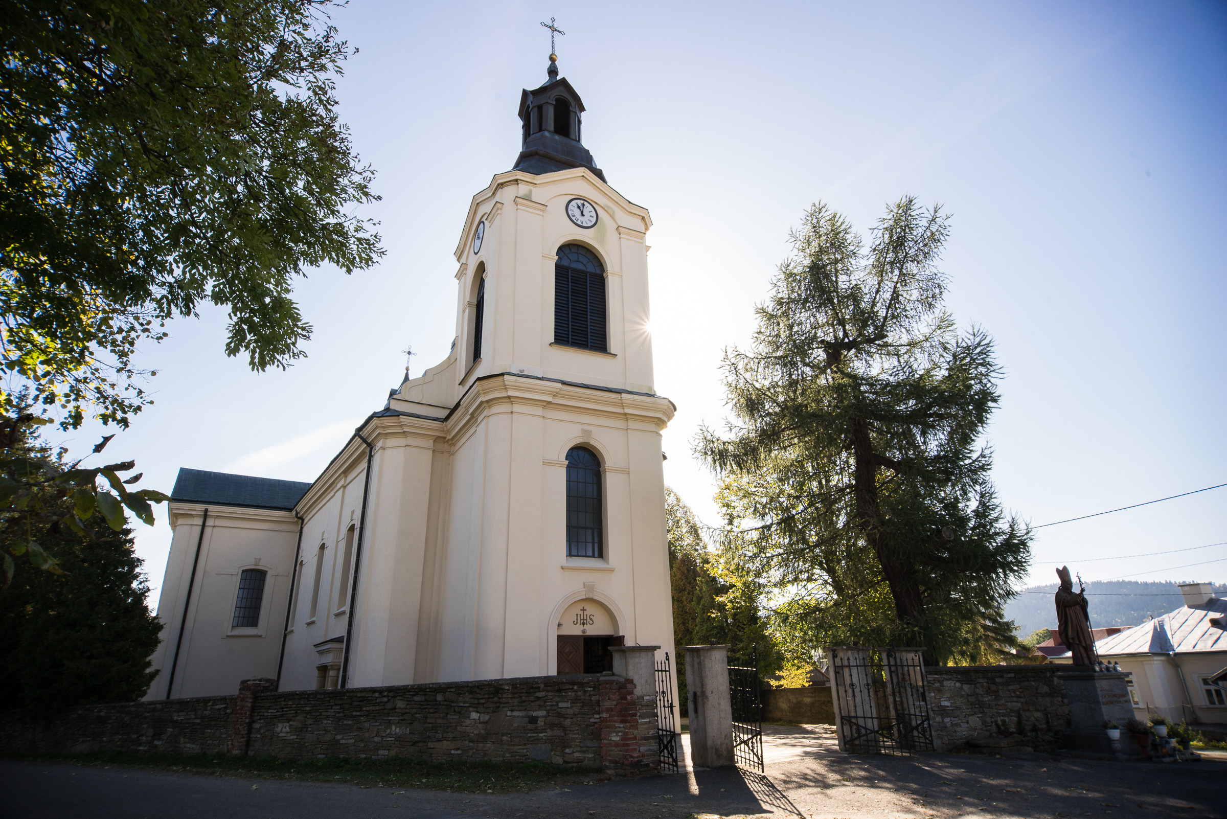 Biały, murowany kościół z jedną wieżą w Jaśliskach.