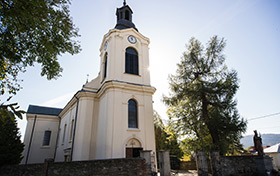 Biały, murowany kościół z jedną wieżą w Jaśliskach