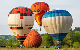 Cztery balony rozpoczynające lot.