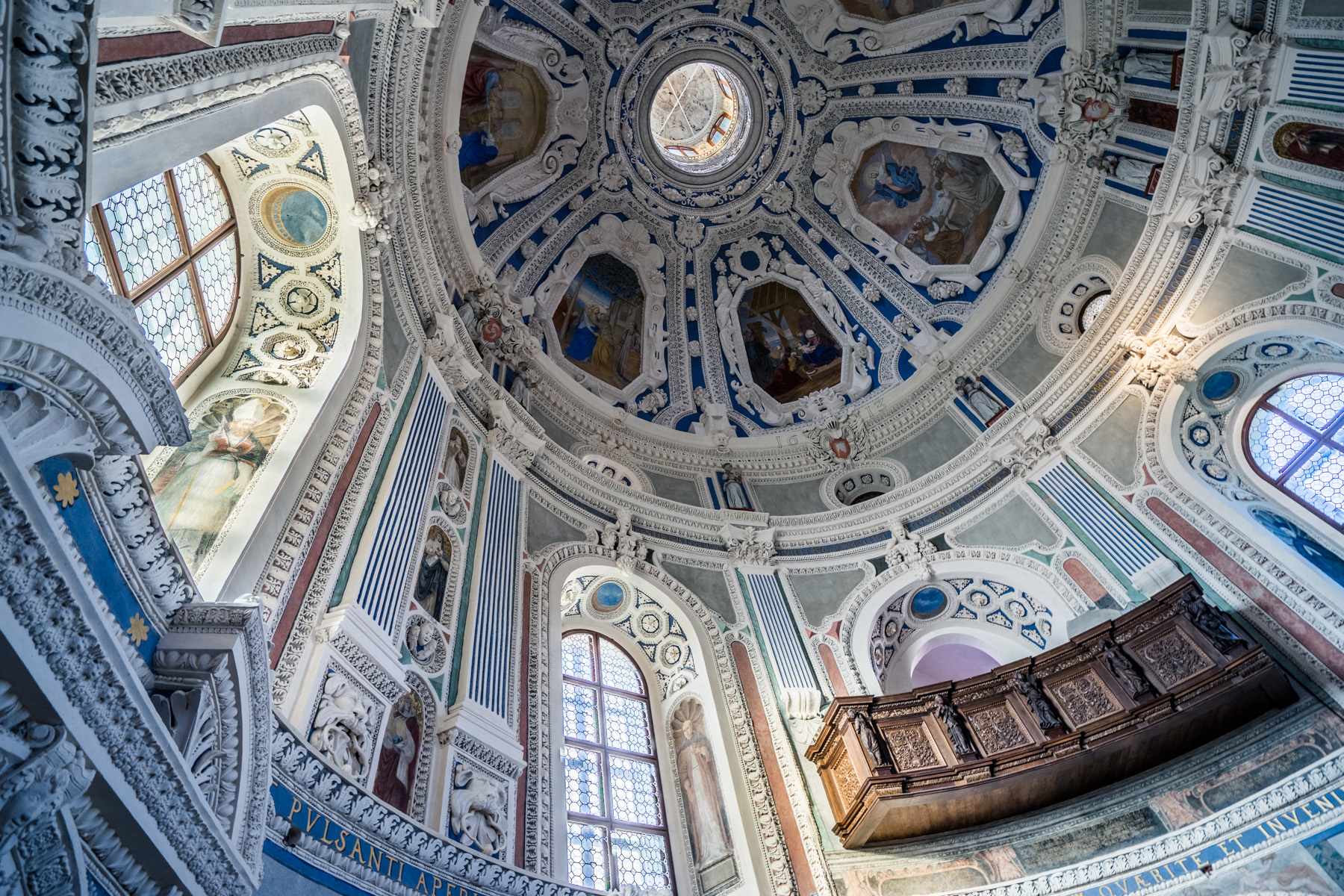 Bogato zdobiona barokowa kopuła kaplicy.