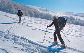 Narciarze ski-tourowi na szlaku