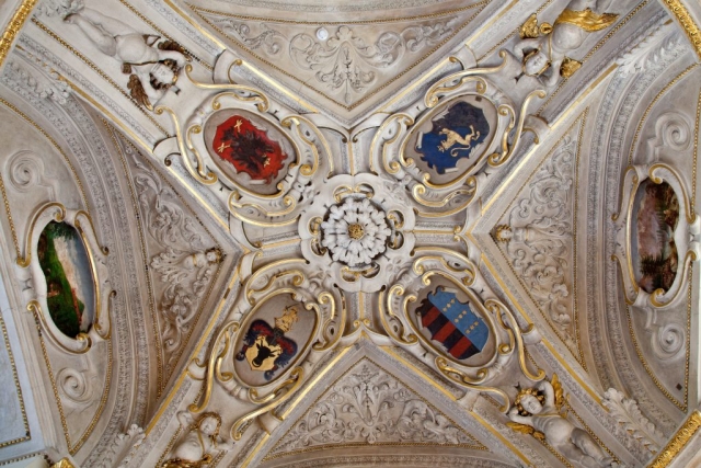 Zdobione ornamenty sklepienia w zamku. Rozeta i sztukaterie.