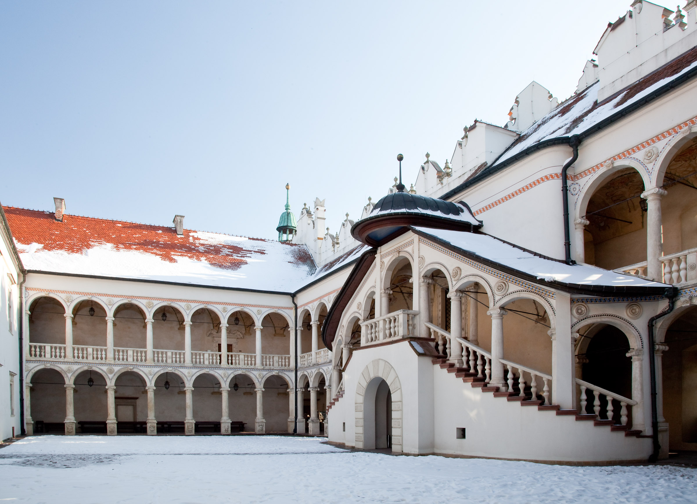 Dziedziniec zamku w Baranowie Sandomierskim. Architektura i krużganki przypominją zamek królewski na Wawelu.
