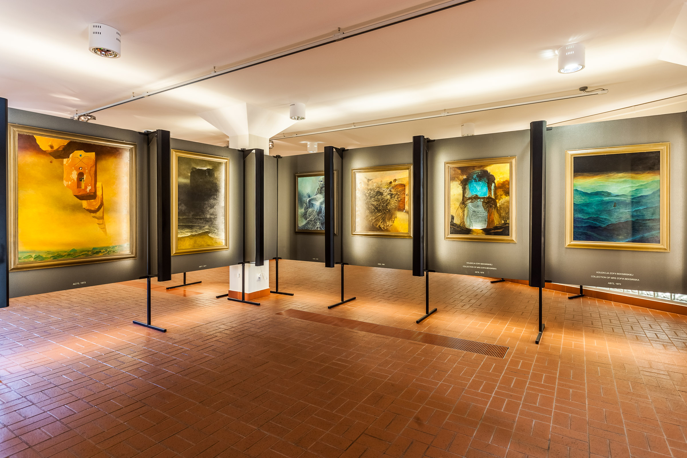 Sala muzealna prezentująca obrazy Zdzisława Beksińskiego
