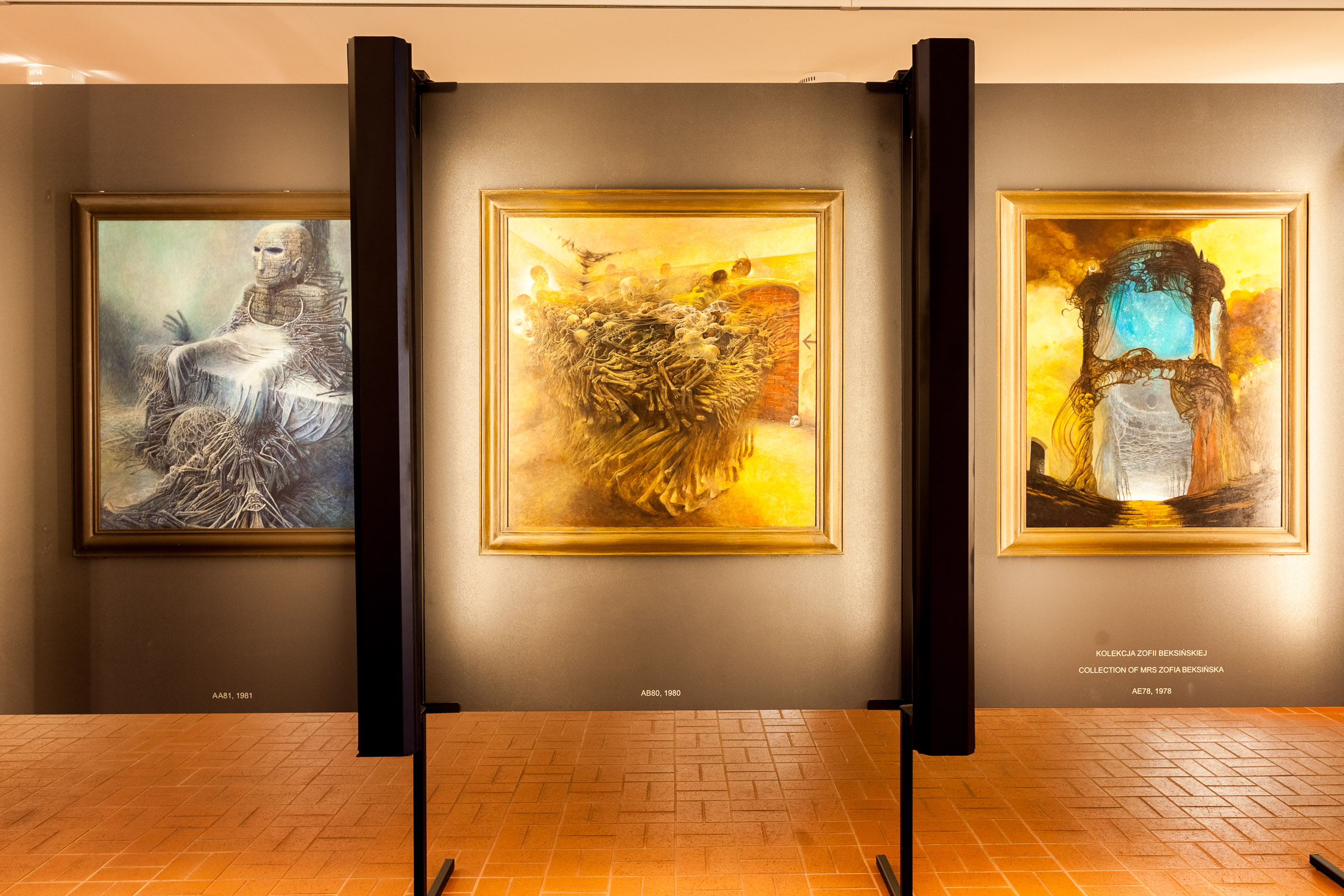 Sala wystawowa. Na ścianach zawieszone 3 obrazy Beksińskiego.