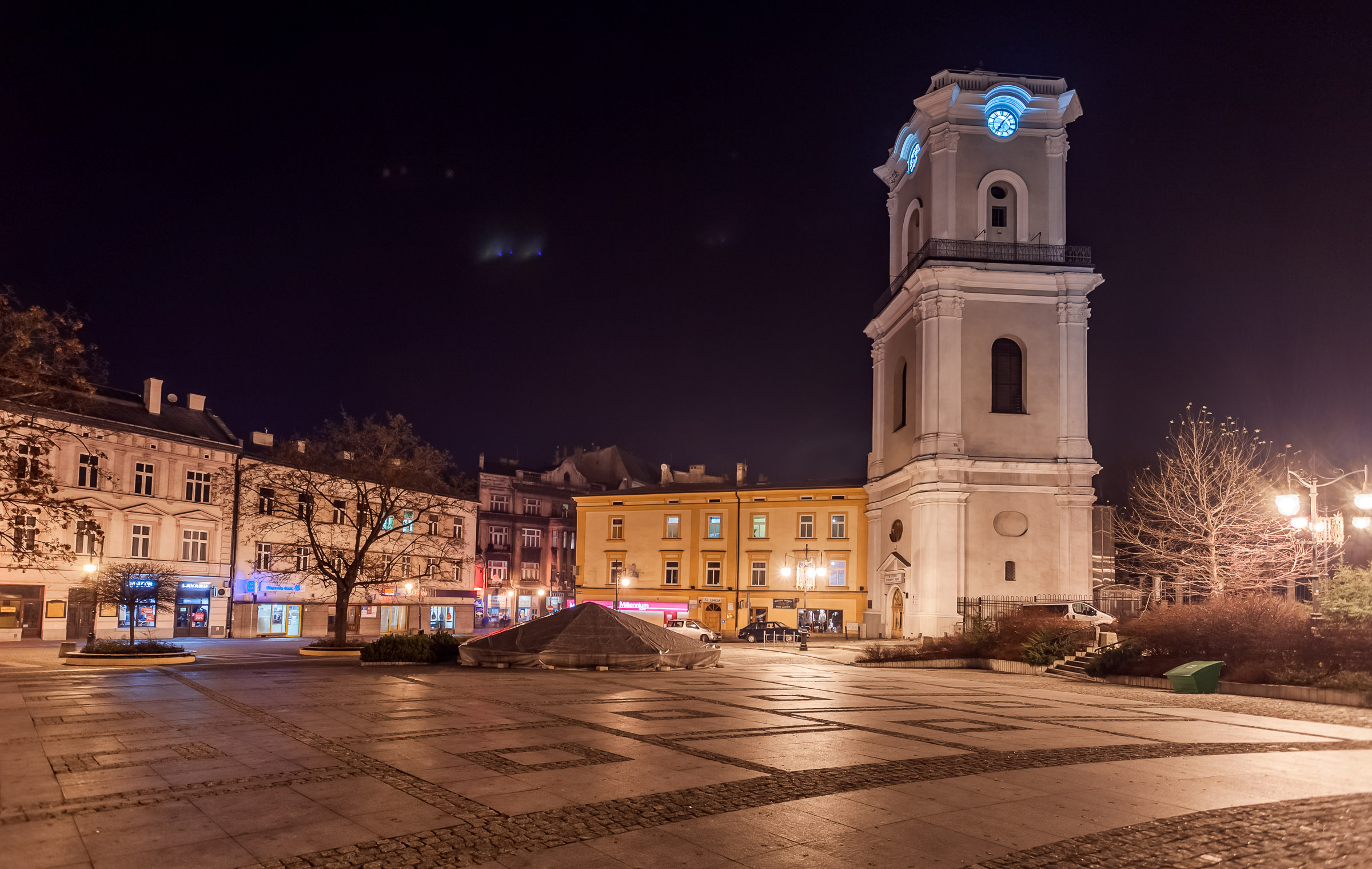 Wieża zegarowa w Przemyślu. Zdjęcie nocą.