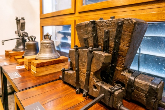 Wnętrze muzeum. Ekspozycja prezentująca stare dzwony różnej wielkości