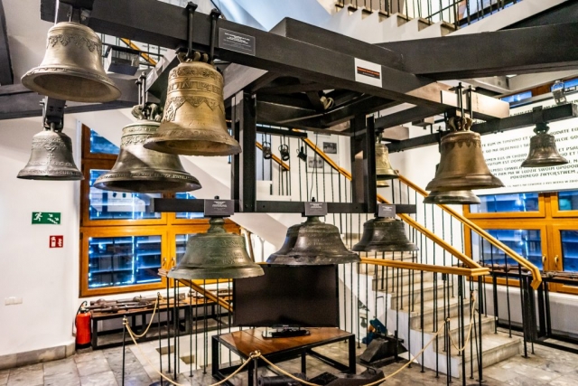 Wnętrze muzeum. Ekspozycja prezentująca stare dzwony różnej wielkości