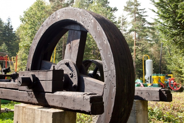 Drewniane koło, element konstrukcji kiwonu.