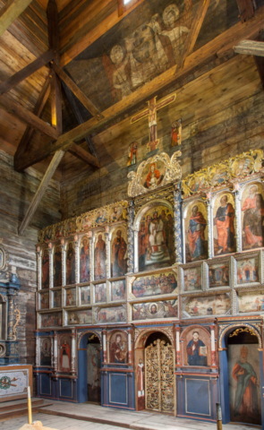 Bogato zdobiony ikonostas w cerkwi