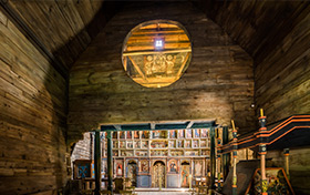 Wnętrze cerkwi z widokiem na ikonostas