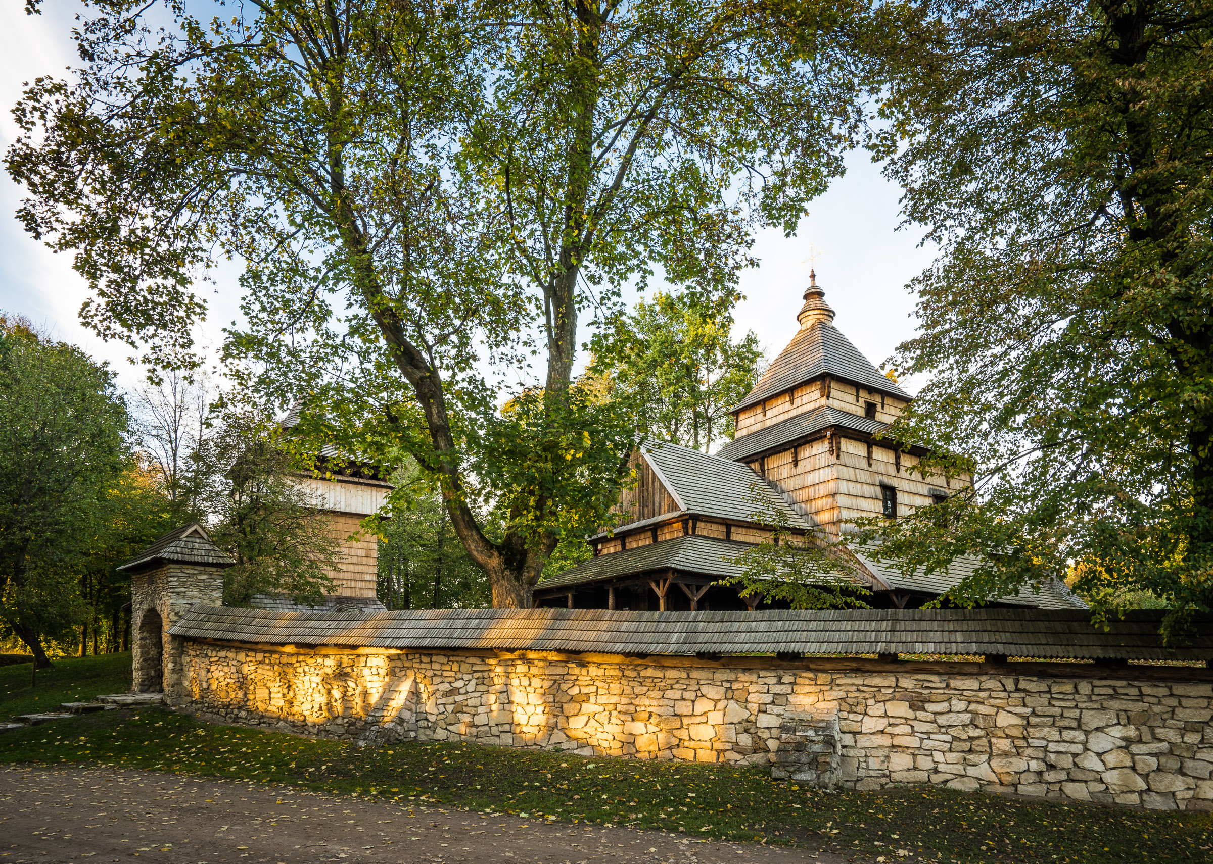 Cerkiew w Radrużu otoczona jest kamiennym murem.