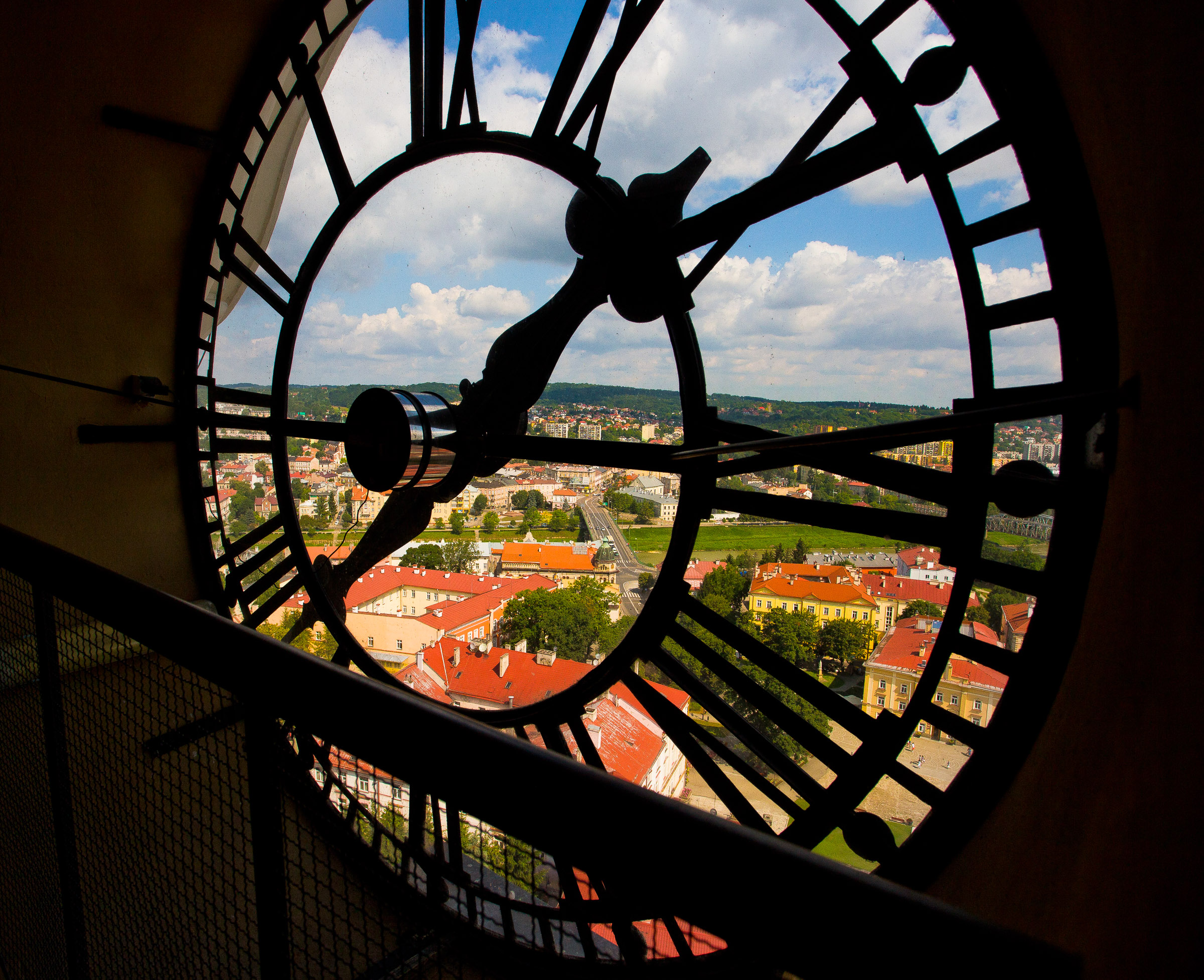 Panorama miasta zza tarczy zegara na wieży katedralnej w Przemyślu