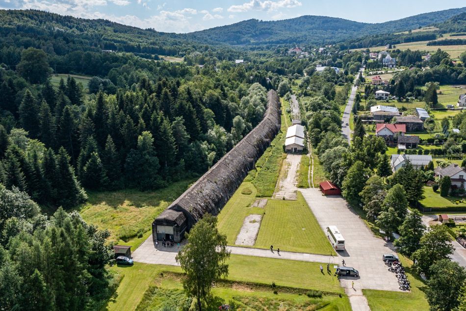 Krajobraz Stępiny, z widocznym naziemnym schronem kolejowym o długości ok. 400 metrów długości i 12 m wysokości.