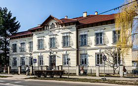 Piętrowy budynek, siedziba Galerii Alfonsa Karpińskiego w Stalowej Woli