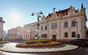 Budynek teatru w Rzeszowie. Przed budynkiem rondo.