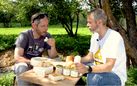 Dwaj mężczyźni delektują się kozimi serami.