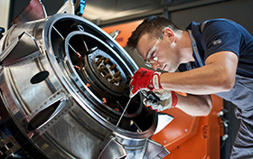 Mężczyzna pracujący przy montażu silnika Pratt & Whitney Rzeszów