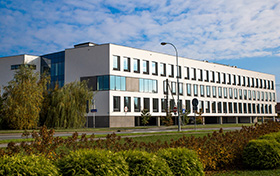 Trzypiętrowy budynek, siedziba firmy SoftSystem