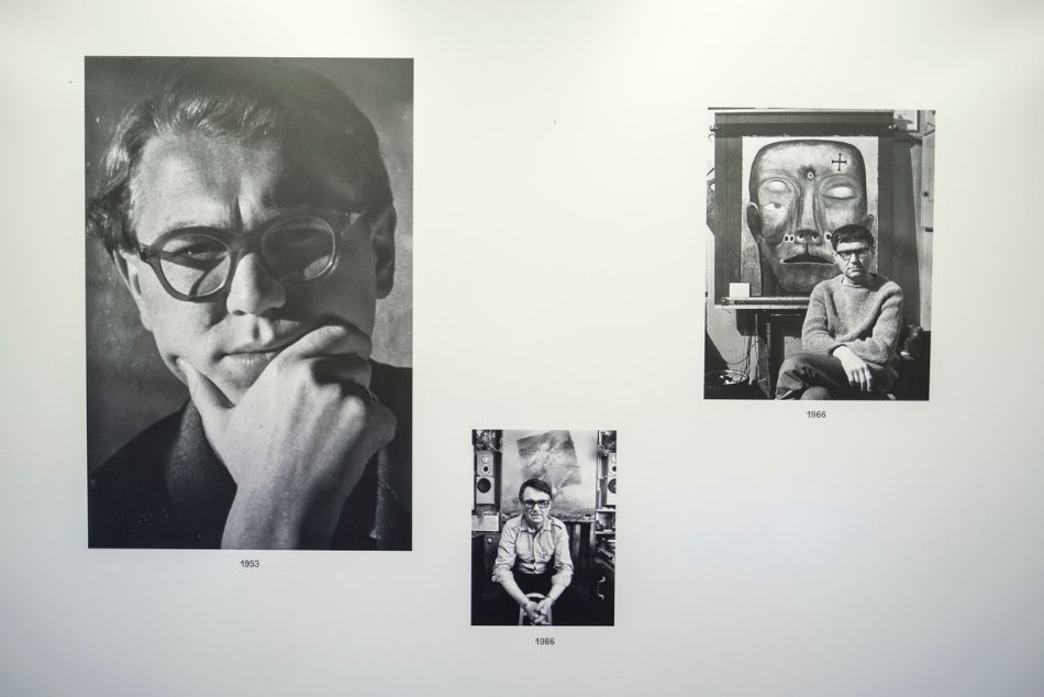 Biała plansza na której są trzy czarnobiałe fotografie na których znajduje się Zdzisław Beksiński.