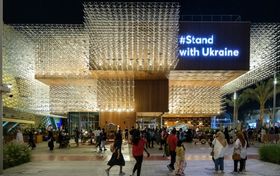 Pawilon Polski na EXPO w Dubaju. Na wielkim telebimie widoczny napis w języku angielskim: Stand with Ukraine.