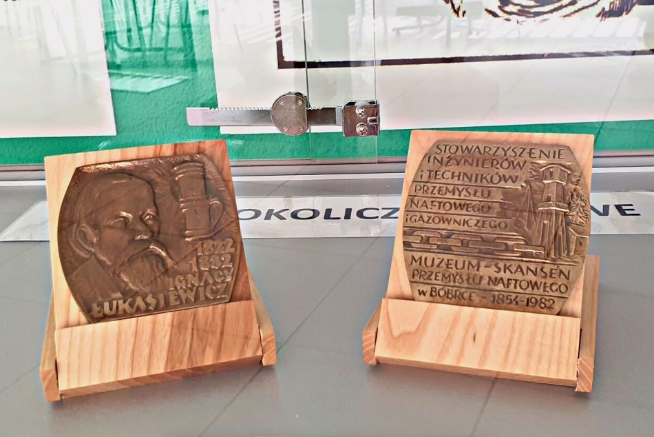 Zdjęcie przedstawia dwa medale z podobizną Ignbacego Łukasiewicza