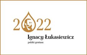 Logo Roku Łukasiewicza. Złota kropla a w niej wpisany konturowy portret mężczyzny z wąsami i brodą.