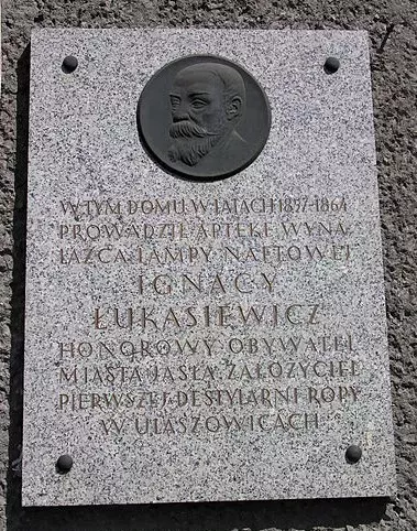 Marmurowa tablica znapisem: W tym domu w latach 1857 - 1864 prowadził aptekę wynalazca lampy naftowej Ignacy Łukasiewicz, honorowy obywatel miasta Jasła. Założyciel pierwszej destylarni ropy w Ulaszowicach.