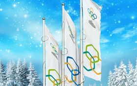 Grafika z trzeba białymi flagami z logo olimpiady młodzieżowej składającego się z 6 połączonych wielobarwnych sześciokątów.