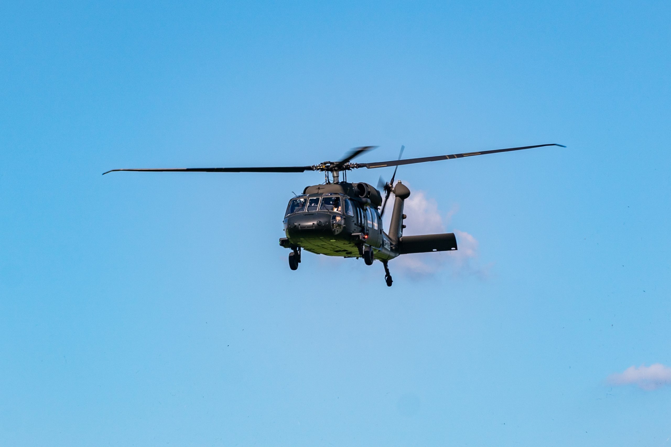 Czarny helikopter Black Hawk lecący na niebie.