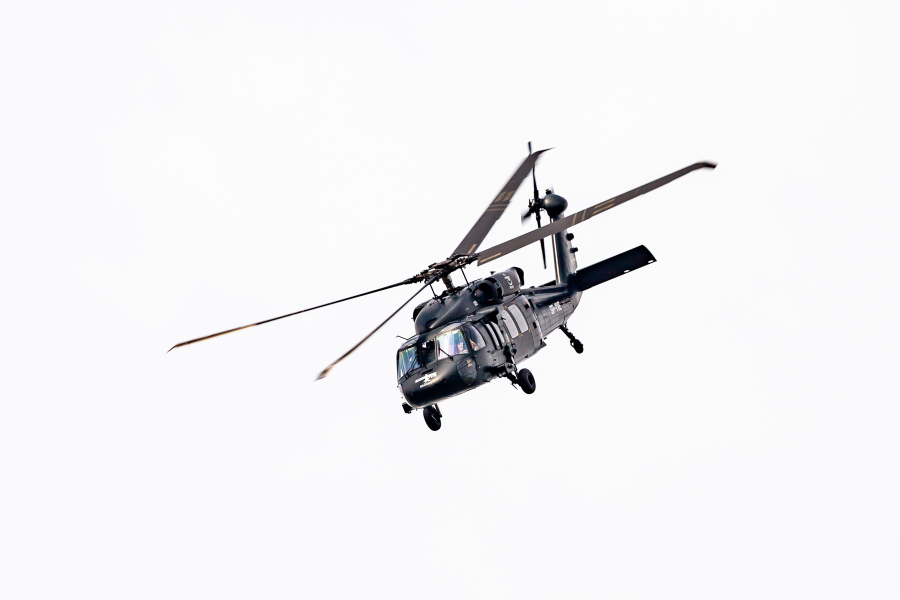 Czarny helikopter Black Hawk lecący na niebie.
