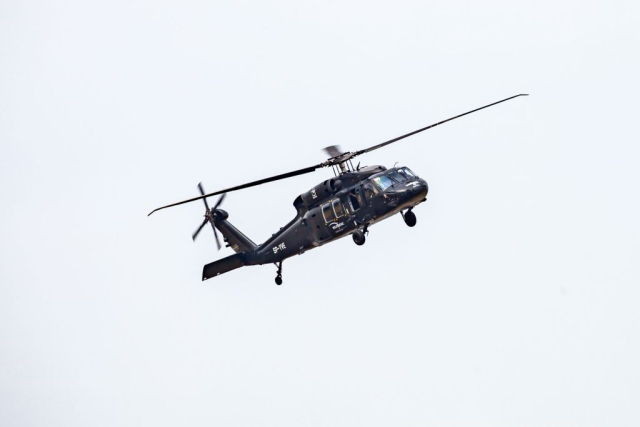Helikopter Black Hawk S-70i w locie.