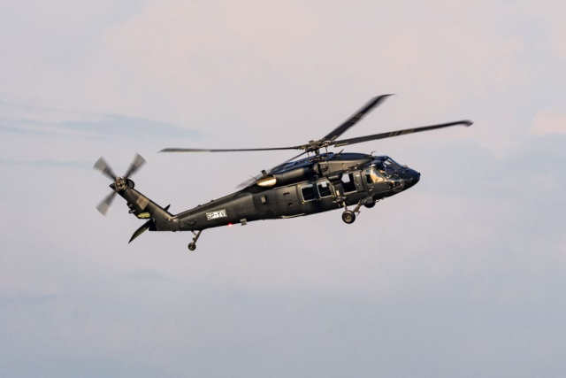 Helikopter Black Hawk S-70i w locie.