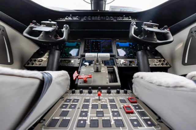 Kokpit samolotu Learjet 75 Liberty. Dwa fotele dla pilotów, stery i awionika.