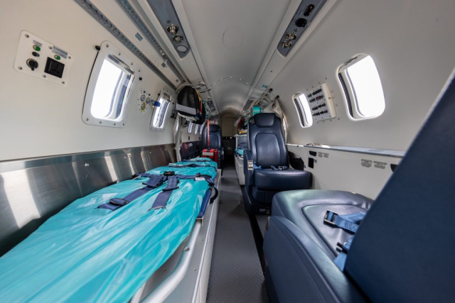 Wnętrze samolotu Learjet 75 Liberty przystosowane do transportu pacjentów. Dwa fotele i medyczne nosze.