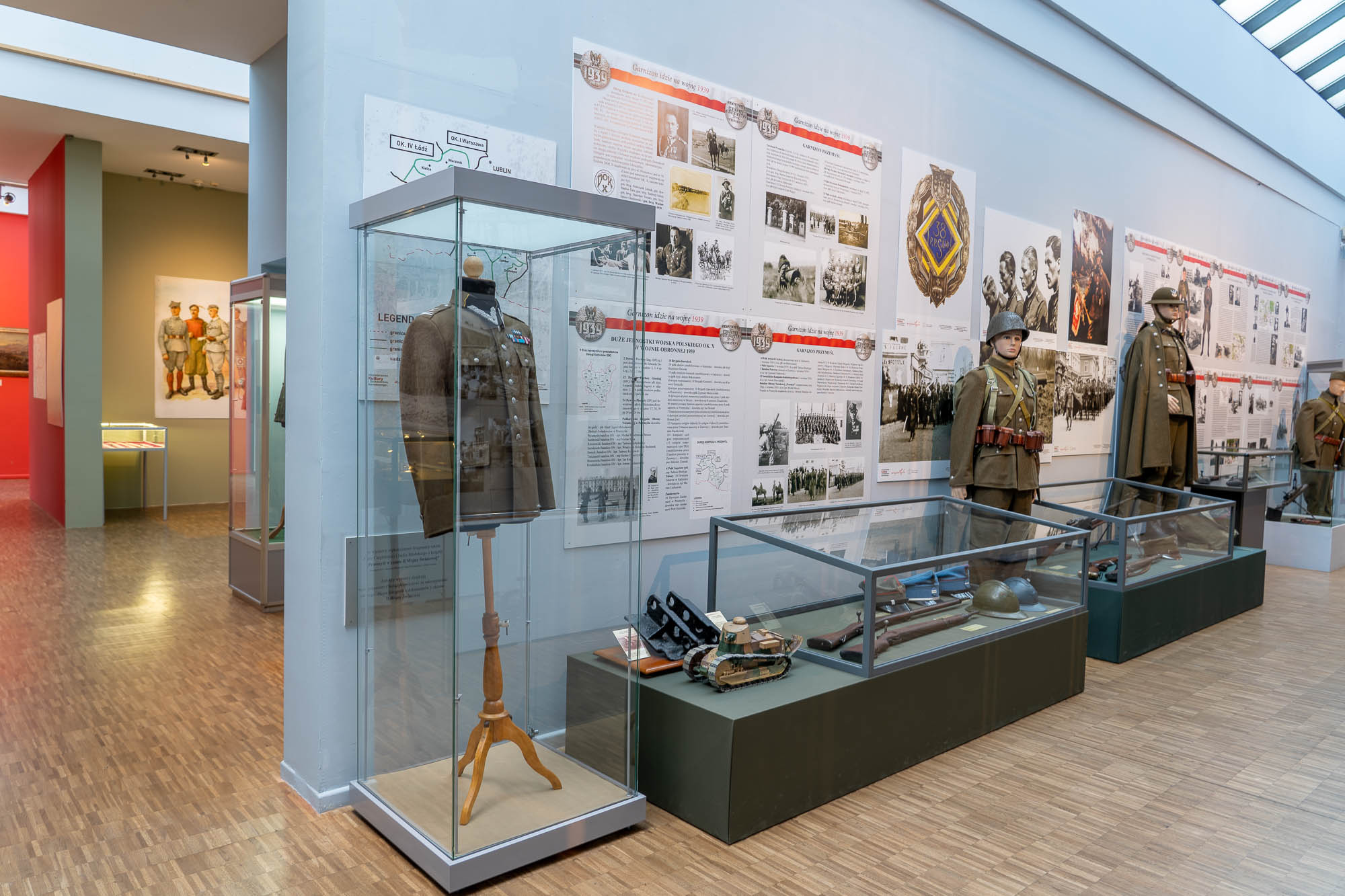 Muzealne eksponaty związane z wojskowością, mundury, broń.